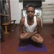 Profesor de yoga relajación y meditación con sus respectivas variantes y correcciones